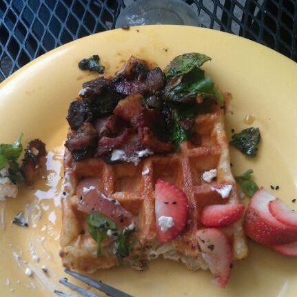 รูปภาพถ่ายที่ Off The Waffle โดย Martin T. เมื่อ 6/12/2012