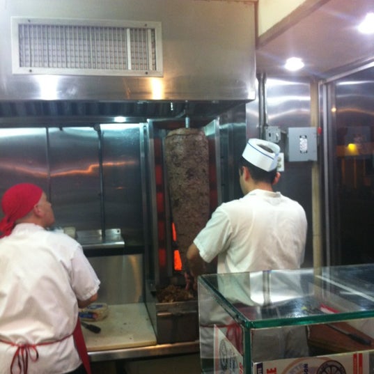 Снимок сделан в Bereket Turkish Kebab House пользователем Cris E. 6/18/2012