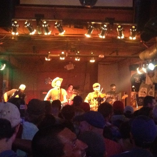 Foto tomada en Wormy Dog Saloon  por Brandon B. el 7/22/2012