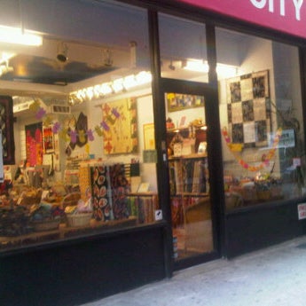 รูปภาพถ่ายที่ The City Quilter โดย Ladymay เมื่อ 4/13/2012