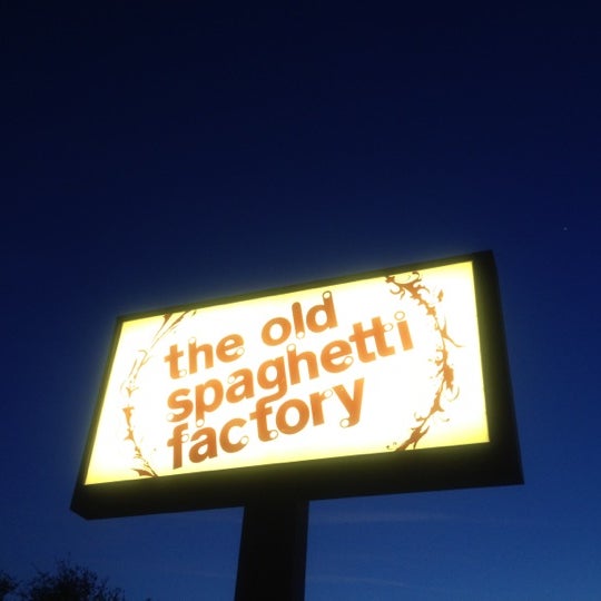 Das Foto wurde bei The Old Spaghetti Factory von Esther C. am 4/5/2012 aufgenommen