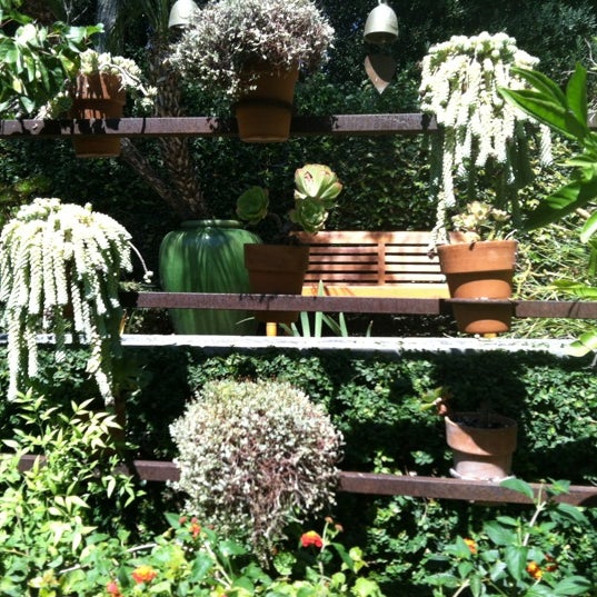 รูปภาพถ่ายที่ Peace Awareness Labyrinth &amp; Gardens โดย Karlyn F. เมื่อ 9/6/2012