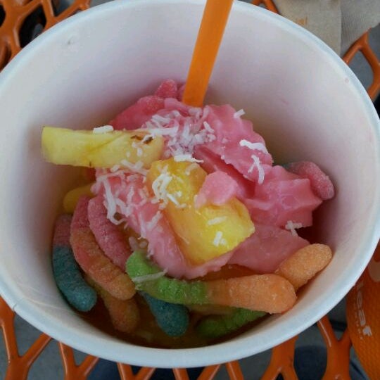 Das Foto wurde bei Orange Leaf Frozen Yogurt von Amanda R. am 5/18/2012 aufgenommen