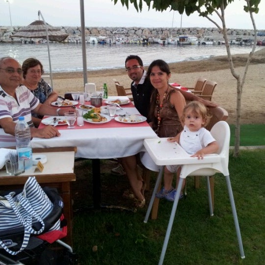 Foto tomada en Güverte Balık Restaurant  por Tolga A. el 7/20/2012