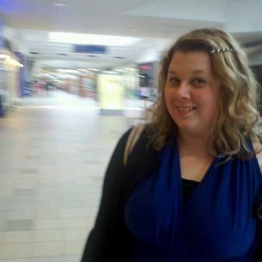 รูปภาพถ่ายที่ Meridian Mall โดย ᴡ f. เมื่อ 3/13/2012