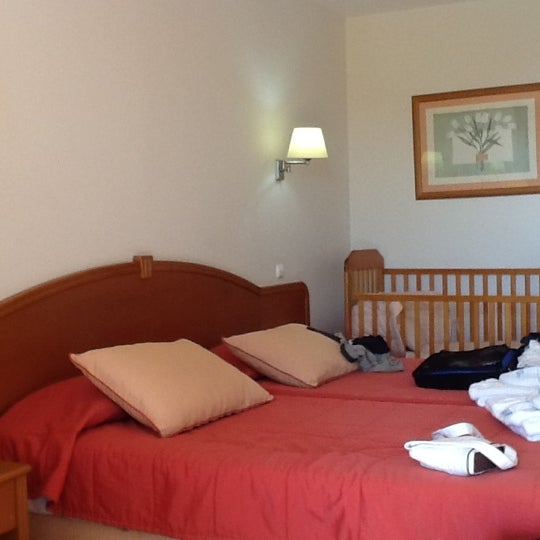 รูปภาพถ่ายที่ Caloura Hotel Resort โดย Unique S. เมื่อ 9/1/2012