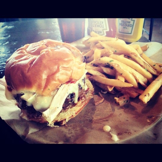 7/22/2012 tarihinde Michael K.ziyaretçi tarafından Rockit Burger Bar'de çekilen fotoğraf