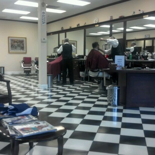Photo prise au Gino&#39;s Classic Barber Shoppe par Martin J. le4/18/2012