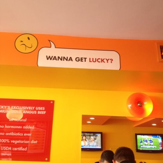 Foto diambil di Lucky&#39;s Famous Burgers oleh Tetyana S. pada 5/8/2012