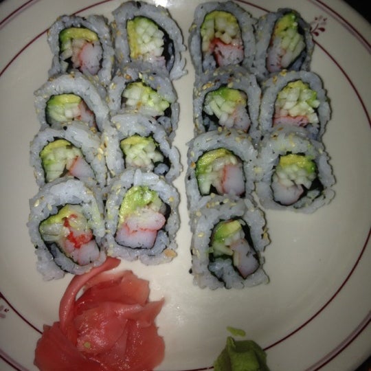รูปภาพถ่ายที่ Ocean Blue Sushi โดย Julie M. เมื่อ 8/12/2012