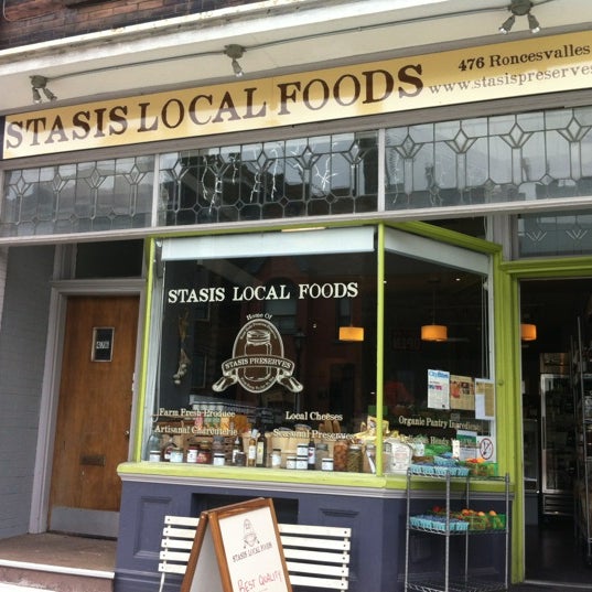 Das Foto wurde bei Stasis Local Foods Home of Stasis Preserves von Michelle G. am 7/19/2012 aufgenommen