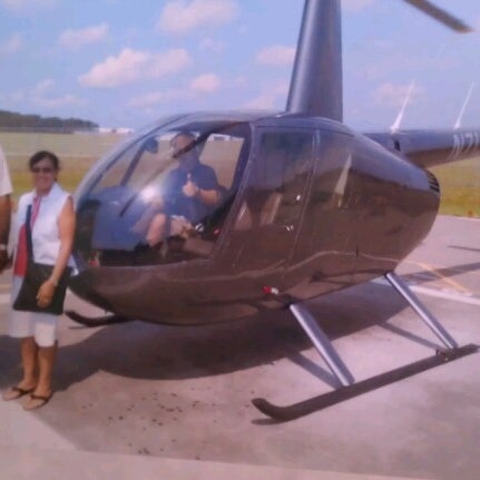 Foto diambil di Huffman Helicopters oleh Ibrahim T. pada 9/8/2012
