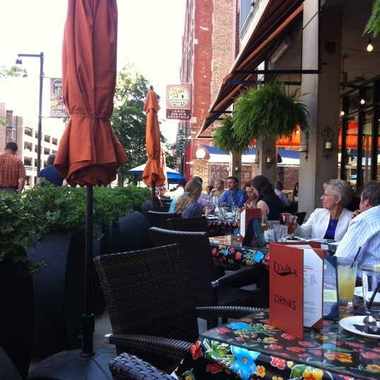 รูปภาพถ่ายที่ Dos Rios Cantina &amp; Tequila Lounge โดย Your Downtown Gal เมื่อ 5/22/2012