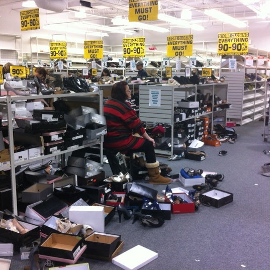 shoe warehouse closing