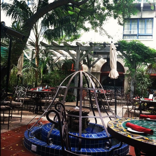7/14/2012 tarihinde Holly K.ziyaretçi tarafından Las Campanas Mexican Cuisine &amp; Tequila Bar'de çekilen fotoğraf