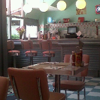 Photo taken at Bowie&#39;s Meal House by Estefanía S. on 8/3/2011