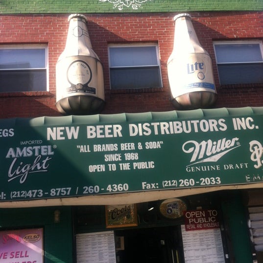 Foto tomada en New Beer Distributors  por Cassell A. el 11/8/2011