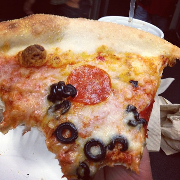 4/27/2012にAmy B.がSlices Pizzaで撮った写真