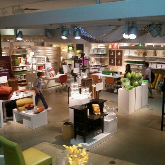 Photo taken at Crate &amp; Barrel by Nari Y. on 9/9/2011