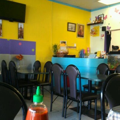 11/29/2011 tarihinde Marshall T.ziyaretçi tarafından Munch Thai Food &amp; Sweet Tea'de çekilen fotoğraf