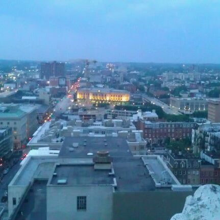 รูปภาพถ่ายที่ 13th Floor โดย A W. เมื่อ 5/27/2011