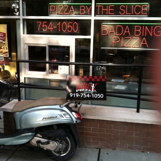 Das Foto wurde bei DeMo&#39;s Pizzeria &amp; Deli von Jen S. am 8/14/2011 aufgenommen
