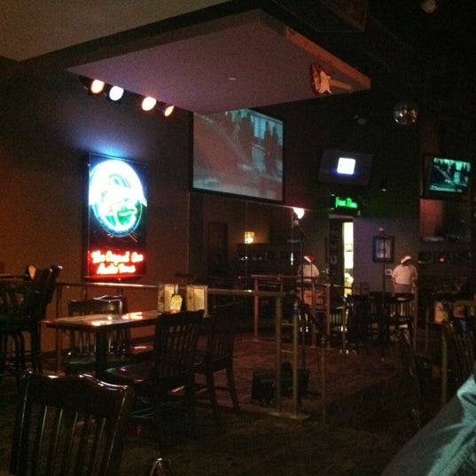 12/5/2011 tarihinde Dave R.ziyaretçi tarafından The Common Interest Karaoke Bar &amp; Grill'de çekilen fotoğraf