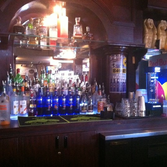 Foto tomada en Harpo&#39;s Bar and Grill  por Mike H. el 10/11/2011