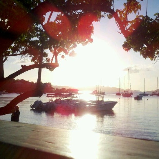 Photo taken at High Tide Bar &amp; Seafood Grill by Pinky on 8/31/2011