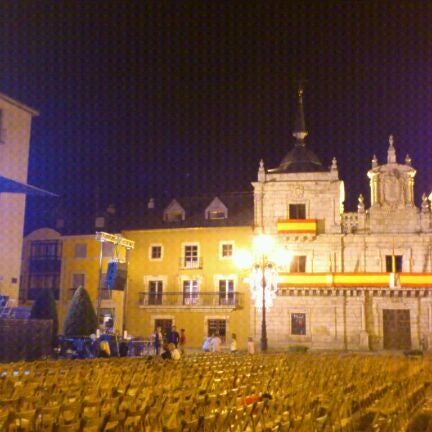 Das Foto wurde bei Ayuntamiento de Ponferrada von Javi am 9/8/2011 aufgenommen