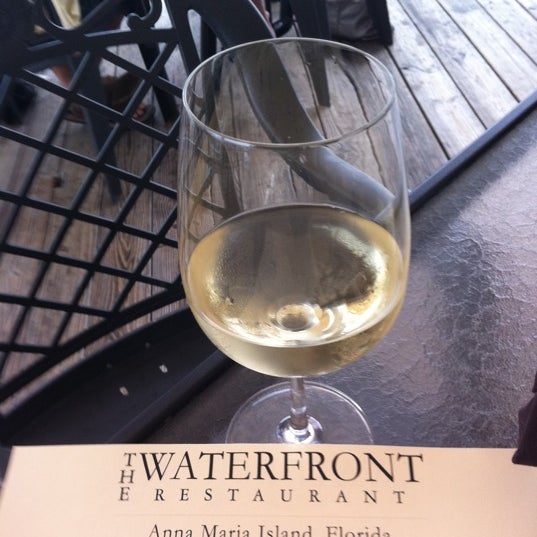 Foto scattata a The Waterfront Restaurant da Marla C. il 5/14/2011