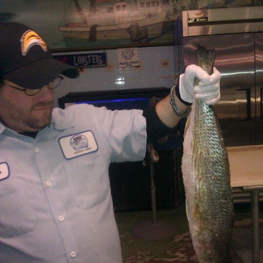 12/28/2011 tarihinde Leslie B.ziyaretçi tarafından Quality Seafood Market'de çekilen fotoğraf