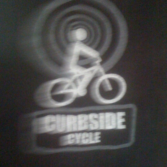 รูปภาพถ่ายที่ Curbside Cycle โดย Donny F. เมื่อ 9/9/2012