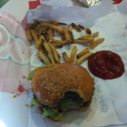 Das Foto wurde bei MOOYAH Burgers, Fries &amp; Shakes von Caesar L. am 12/27/2011 aufgenommen