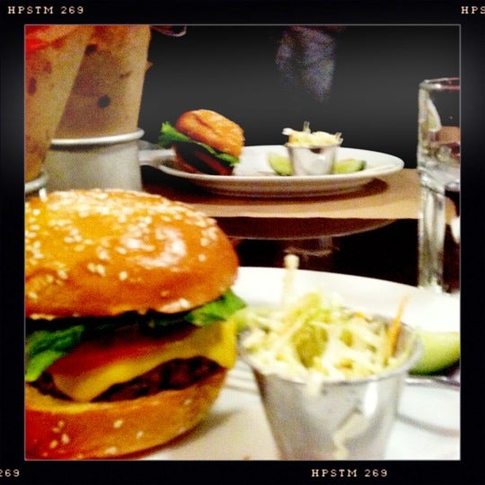 Foto diambil di BLT Burger oleh Jun O. pada 1/4/2012