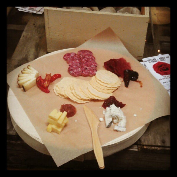 Foto tirada no(a) Cheese Shop por Nebai C. em 5/27/2012