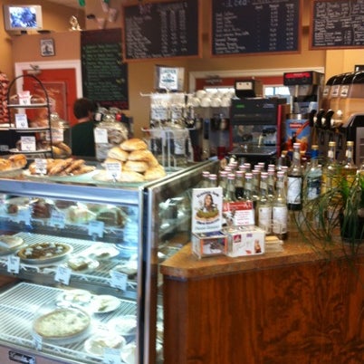Das Foto wurde bei Lakeview Brew Coffee Cafe von Mike W. am 8/10/2012 aufgenommen