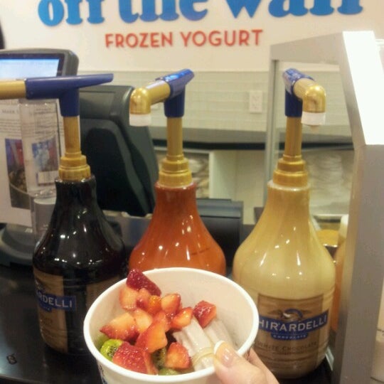 Photo taken at Off The Wall Frozen Yogurt by Summerisque on 6/16/2012
