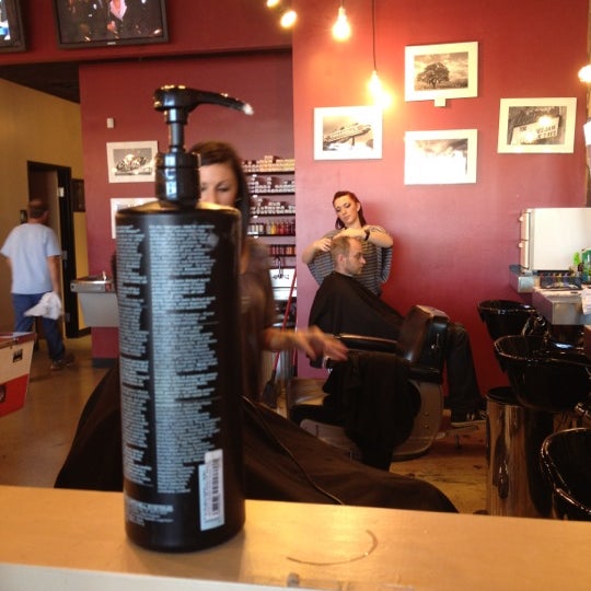 2/25/2012 tarihinde Tara O.ziyaretçi tarafından Floyd&#39;s Barbershop - Mopac'de çekilen fotoğraf