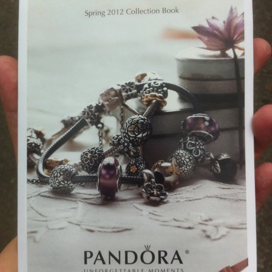 Photo prise au Pandora Jewelry par D K. le4/3/2012
