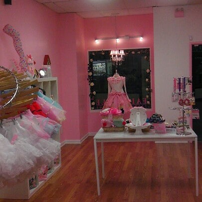 Foto scattata a Fairytale Boutique da Abbie N. il 7/15/2012