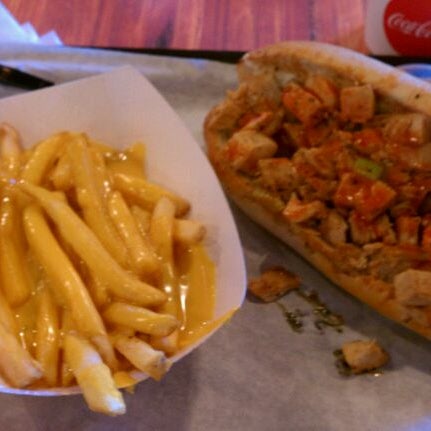 1/19/2012 tarihinde Brandon B.ziyaretçi tarafından ForeFathers Gourmet Cheesesteaks &amp; Fries'de çekilen fotoğraf
