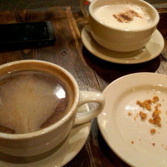 Foto tomada en Naidre&#39;s Cafe &amp; Bakery  por Chelsea D. el 1/26/2012