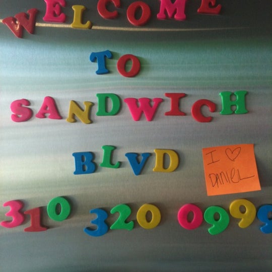 รูปภาพถ่ายที่ Sandwich Blvd โดย Tanya N. เมื่อ 5/16/2012