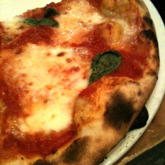 12/24/2011 tarihinde Katherine K.ziyaretçi tarafından Pizzeria Defina'de çekilen fotoğraf