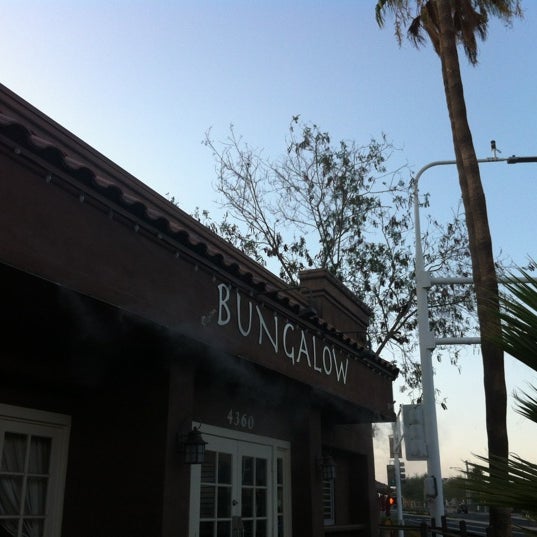 Foto tirada no(a) Bungalow Bar &amp; Grill por James M. em 7/3/2012