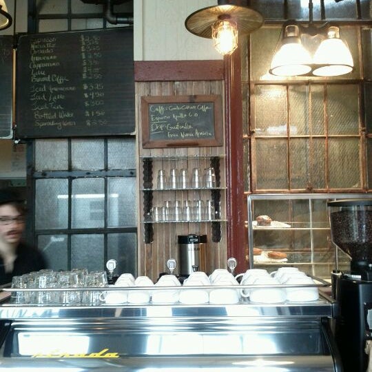 10/24/2011 tarihinde Kushal D.ziyaretçi tarafından Bowery Coffee'de çekilen fotoğraf