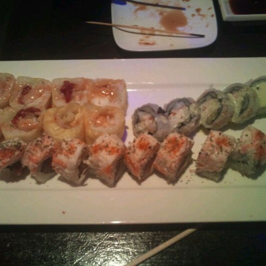 Снимок сделан в Iron Sushi пользователем Kiri M. 12/6/2011