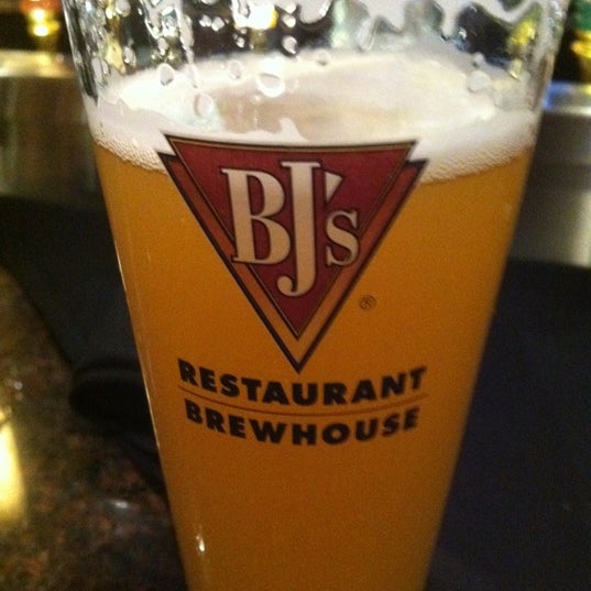 Photo taken at BJ&#39;s Restaurant &amp; Brewhouse by Prestige auto works on 7/27/2011
