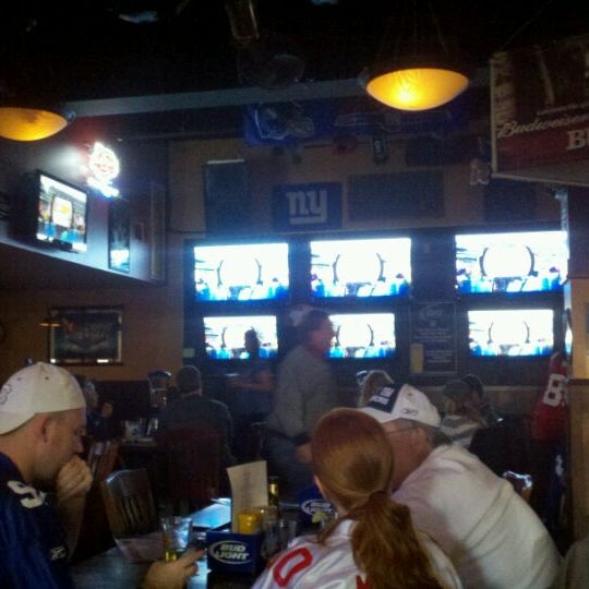 Foto tomada en The Downtown Sports Bar &amp; Grill  por Alan W. el 1/15/2012